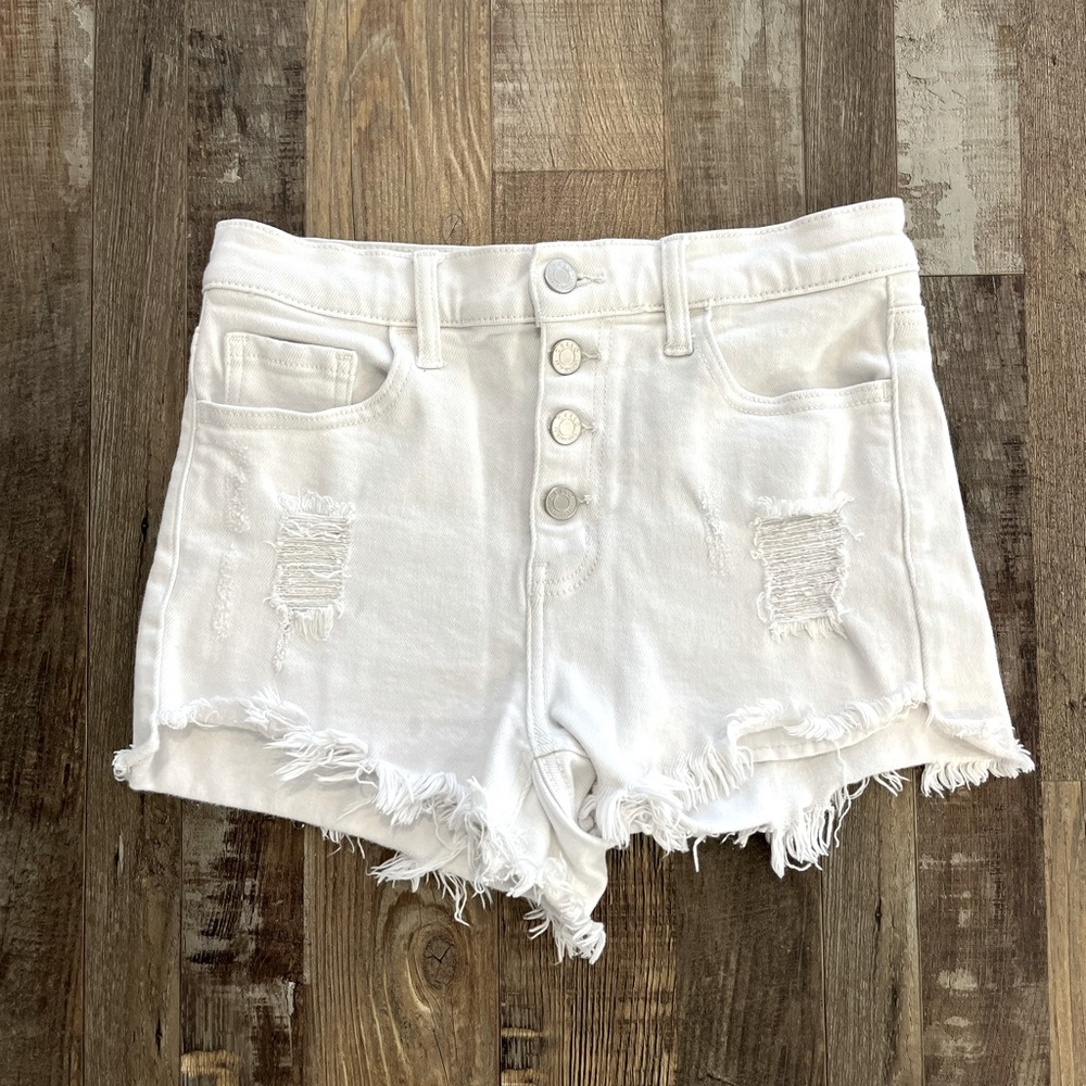 White denim jean shorts!🤍🤍